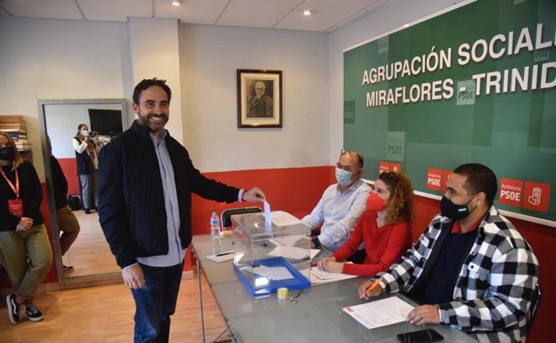 Pérez, en el momento de votar.