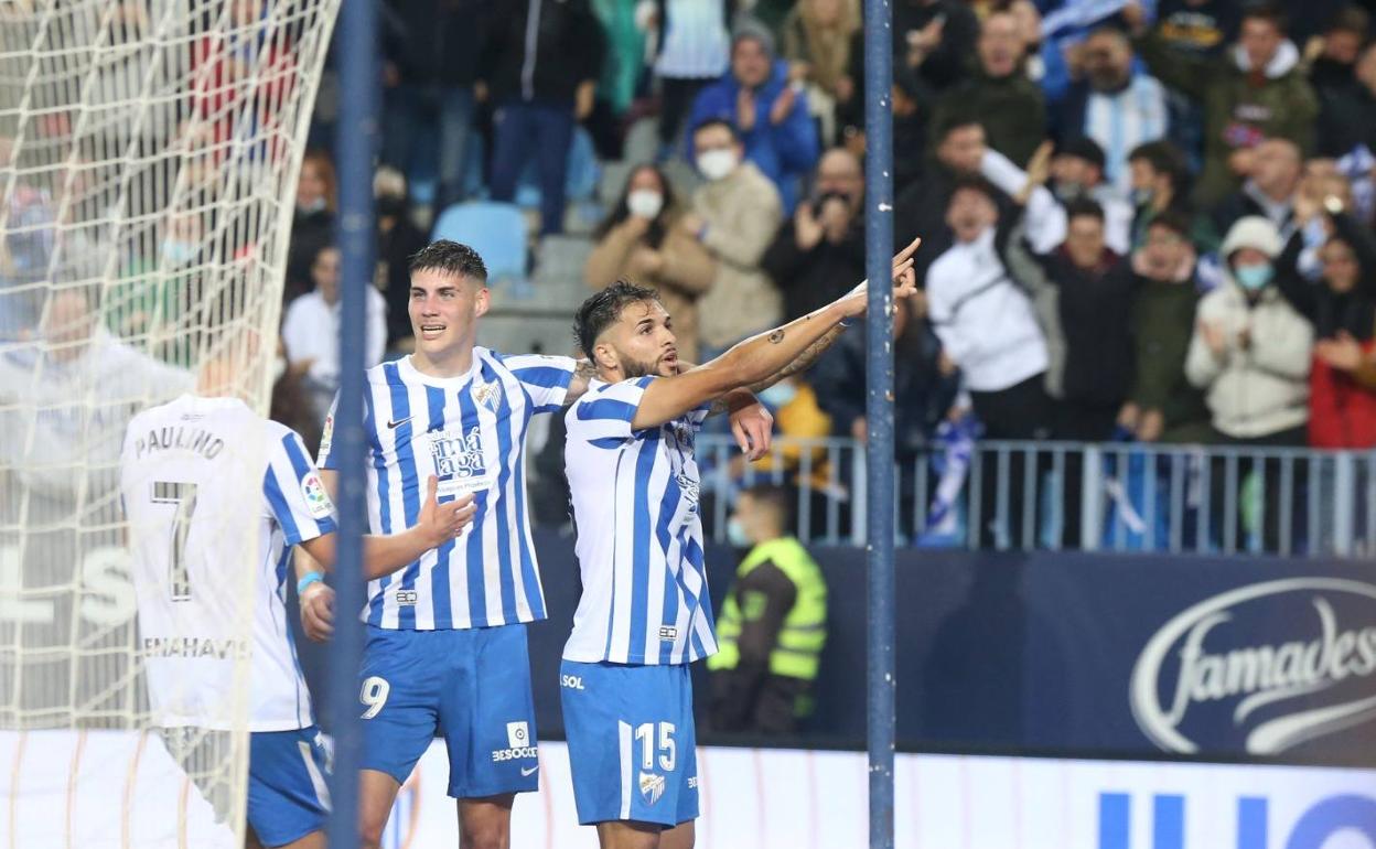 Antoñín dedica su gol a la Grada de Animación. 