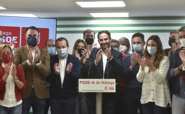 Daniel Pérez, junto a cargos socialistas, entre ellos, a su lado, José Luis Ruiz Espejo y José Antonio Gómez.