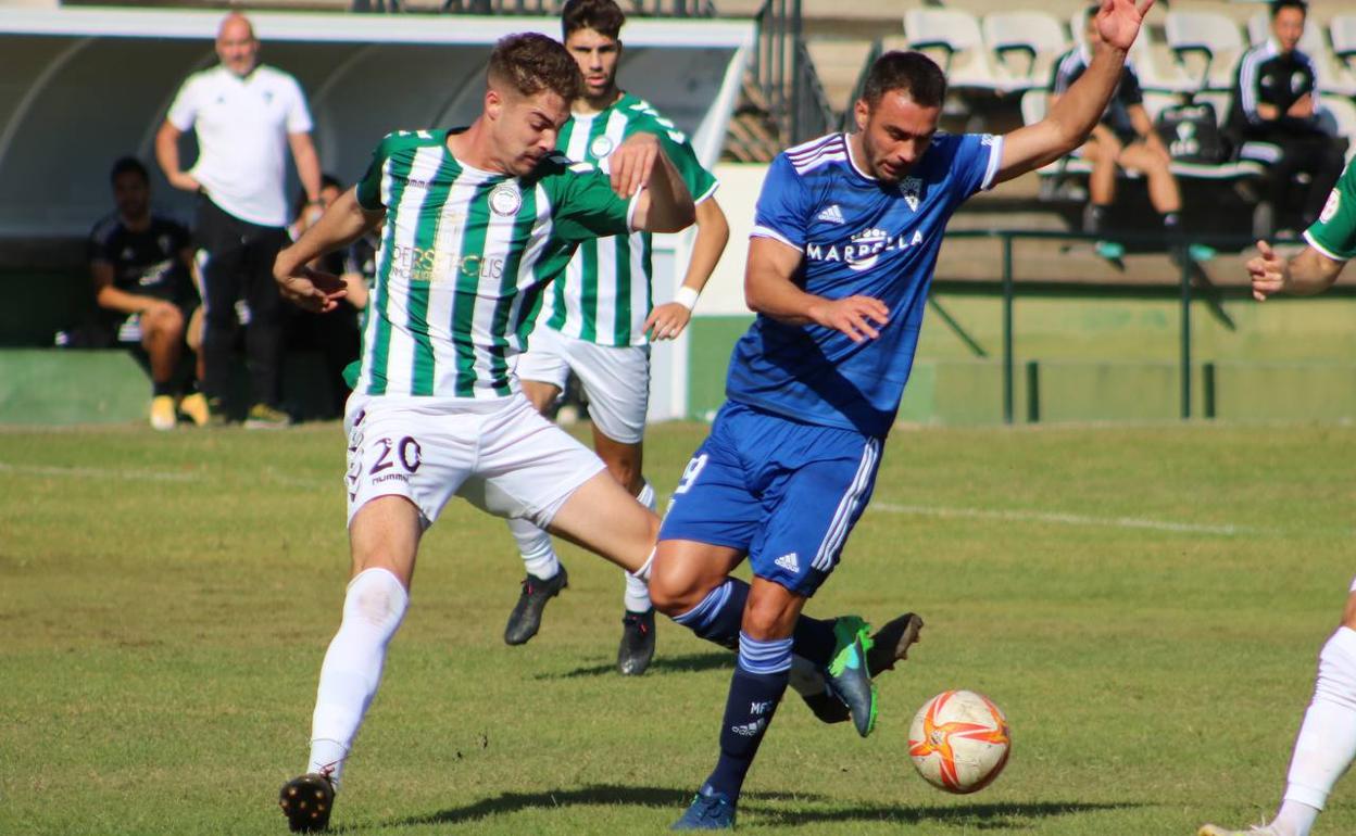 Dani lucha con Rufino por el balón. 