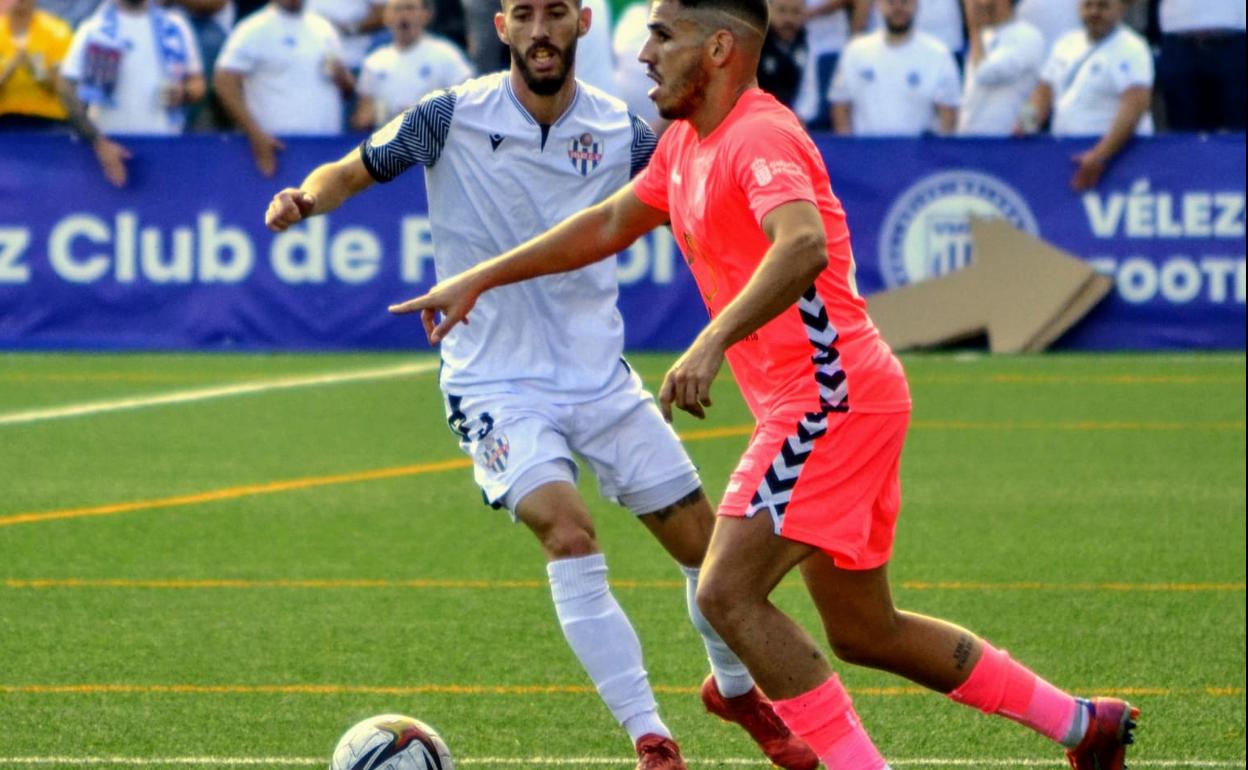 Ocaña, del Vélez, en un lance del duelo de este domingo. 