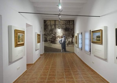 Imagen secundaria 1 - Arriba, obra de Reyna Manescau en el Hermitage. Abajo, salas de su centro cultural en Coín. 