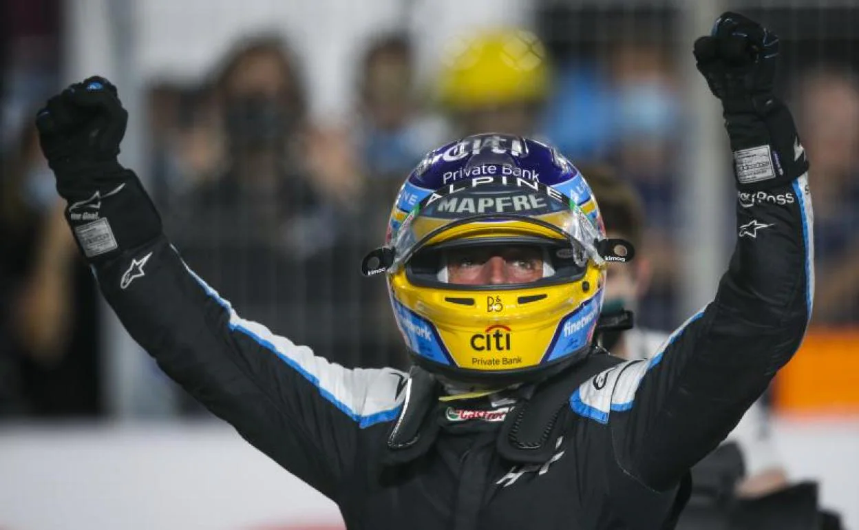Fernando Alonso celebra su tercer puesto en Catar.