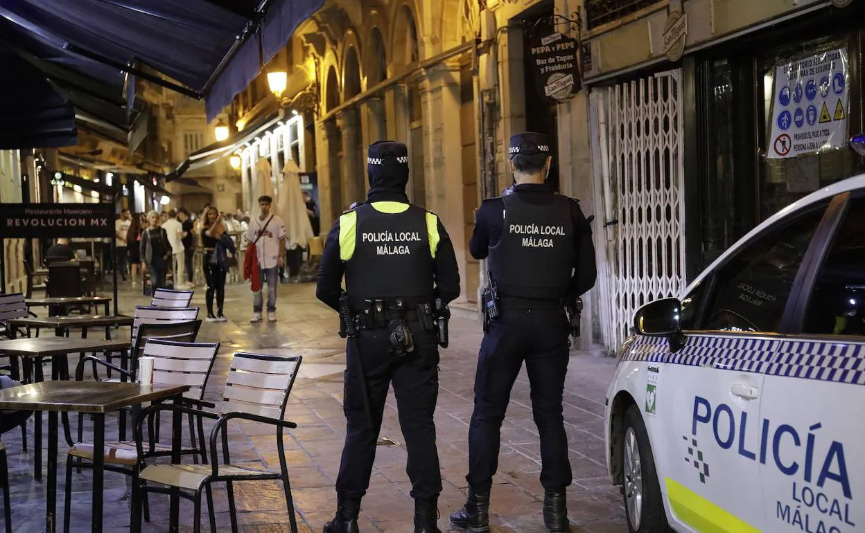 Una patrulla de la Policía Local de Málaga, en las calles del Centro. 