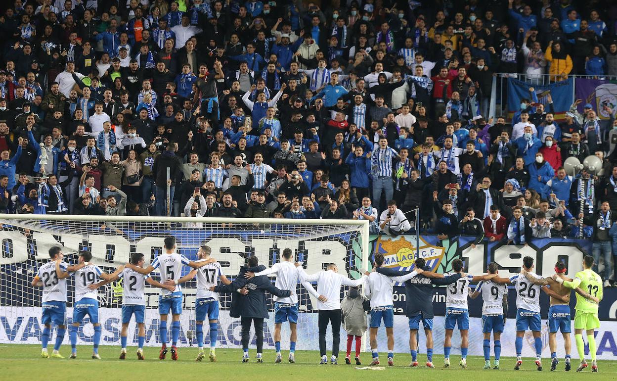 Los jugadores malaguistas festejan con la Grada de Animación el meritorio triunfo ante Las Palmas del sábado (2-1). 