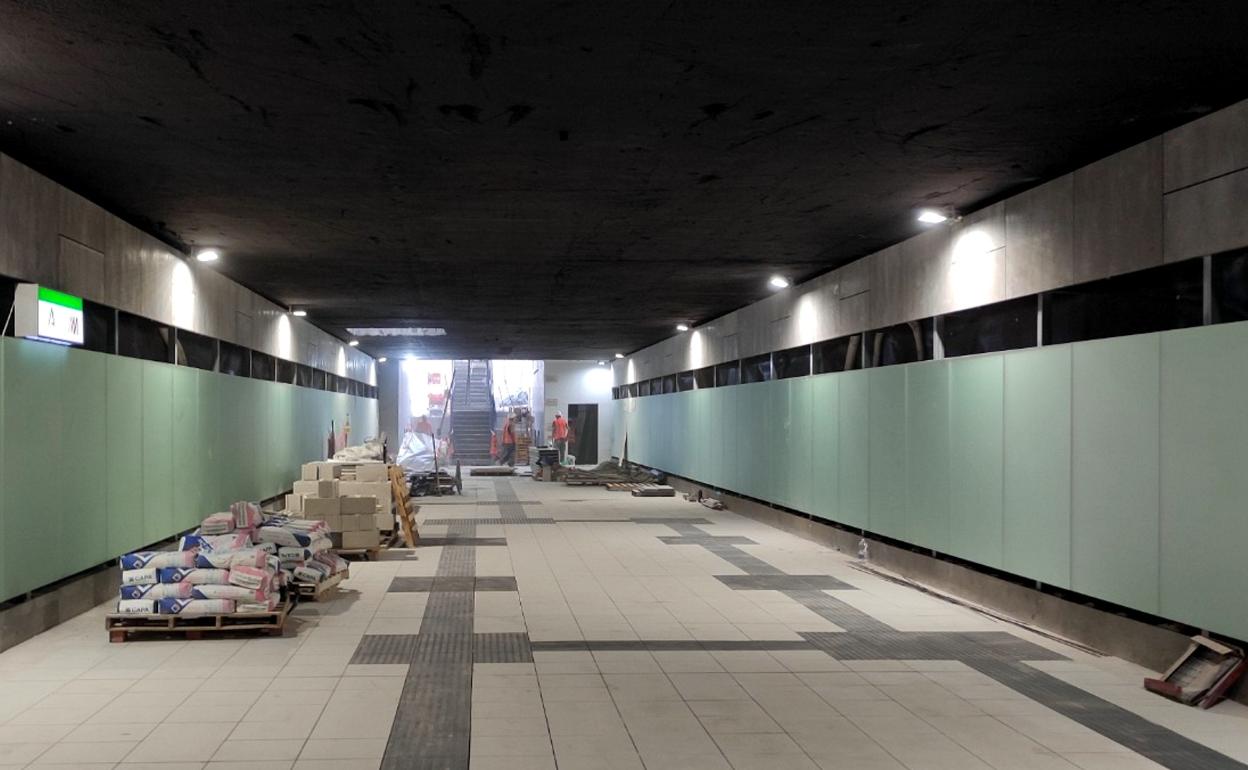 Interior de la estación del metro Atarazanas, bajo la Alameda Principal, casi terminada. 