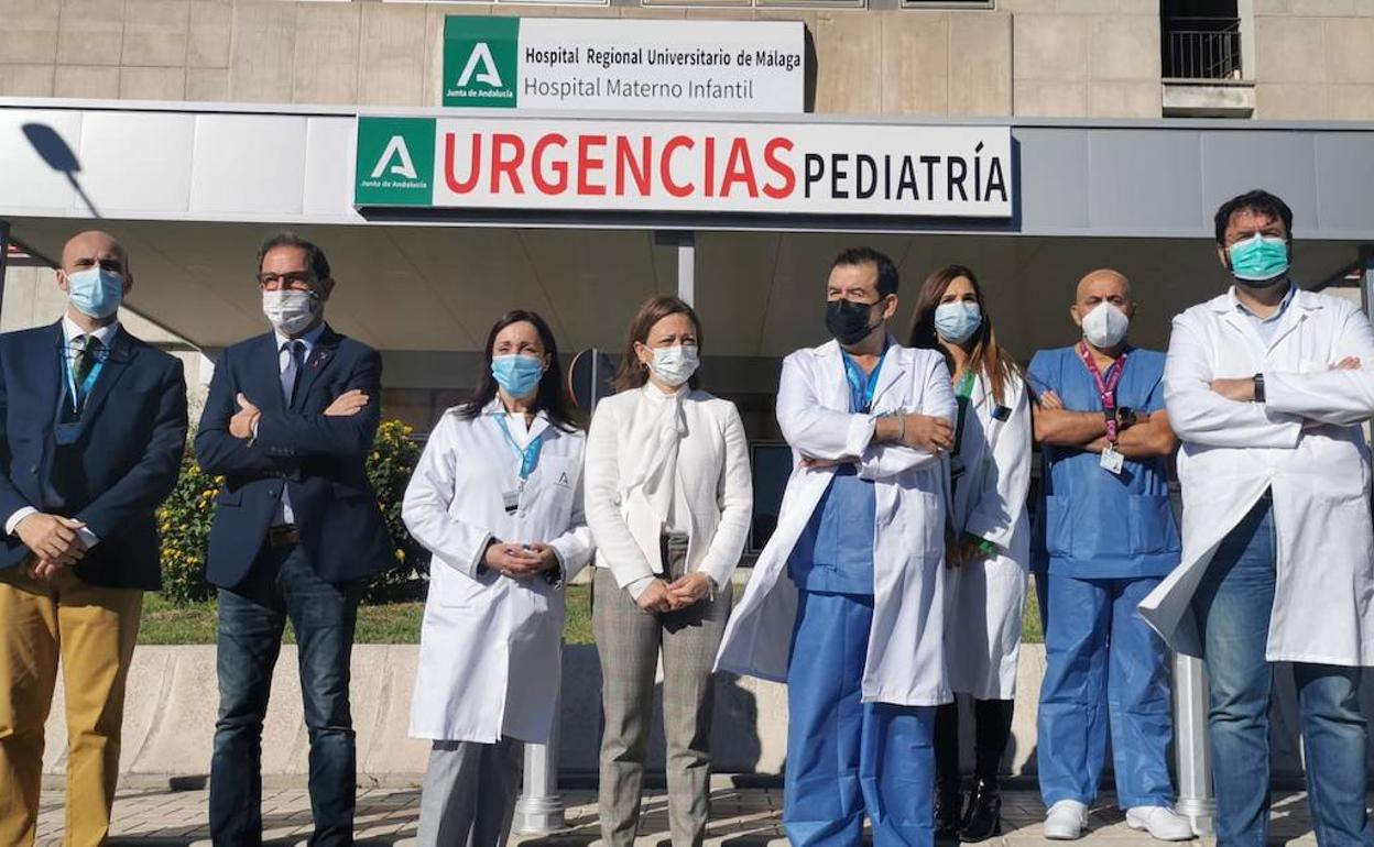 Patricia Navarro, en el centro, delante de las urgencias pediátricas del Materno. 