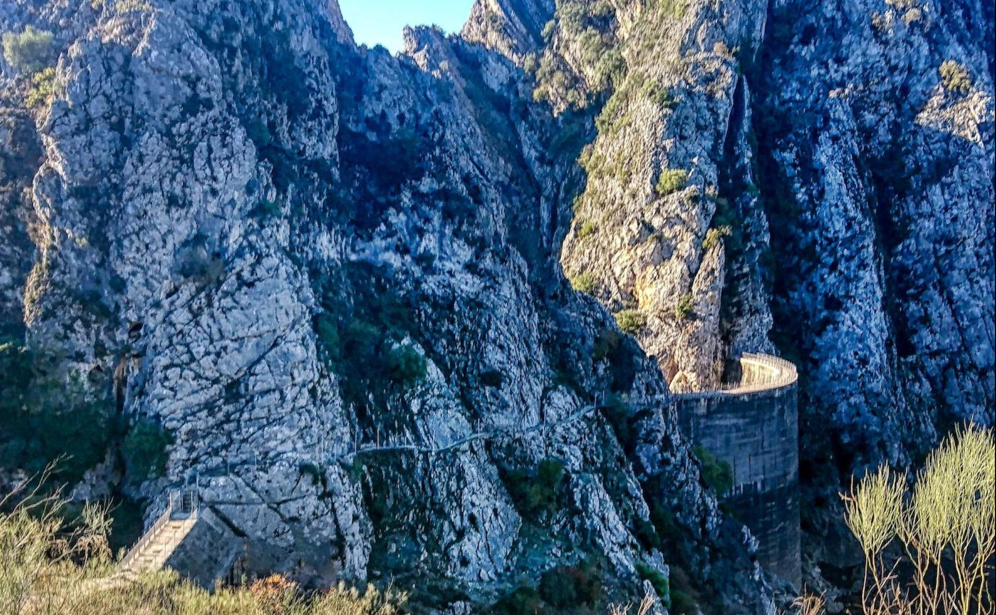 Vista del Caminito que transcurre entre los cerros Taviznilla y Tavizna, imagen tomada desde unos de los observatorios de la zona.