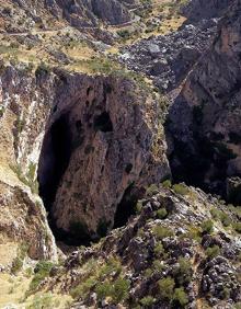 Imagen secundaria 2 - Arriba, parte del Caminito, y debajo, la presa de los Caballeros y la impresionante entrada de la Cueva de Hundidero.