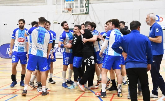 Los jugadores del Trops Málaga celebran una victoria de esta temporada. 