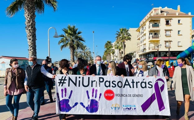 Imagen principal - Tres imágenes de los actos celebrados este jueves en Rincón de la Victoria con motivo del 25-N. 