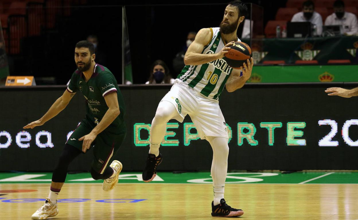 Jaime Fernández y Almazán, en un duelo reciente entre el Unicaja y el Betis. 