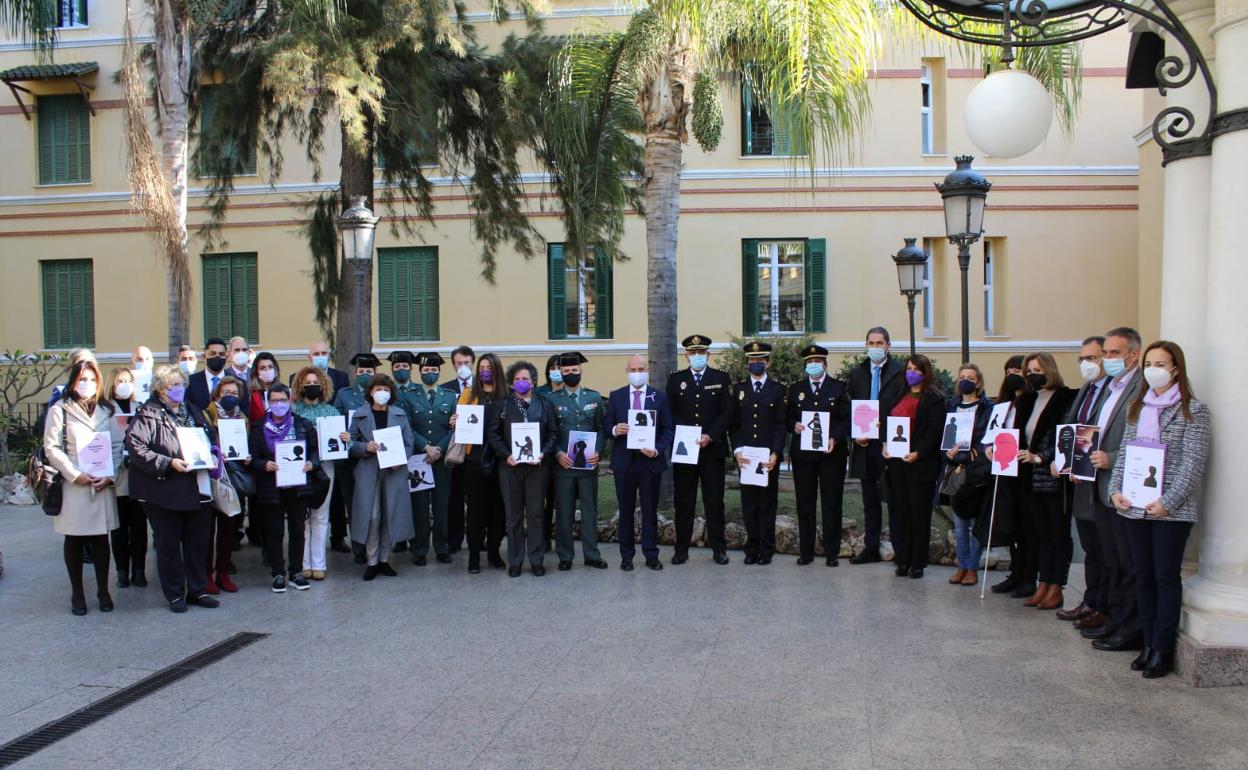 Imagen del homenaje en memoria de las víctimas de violencia machista en Málaga celebrado en la Subdelegación del Gobierno. 