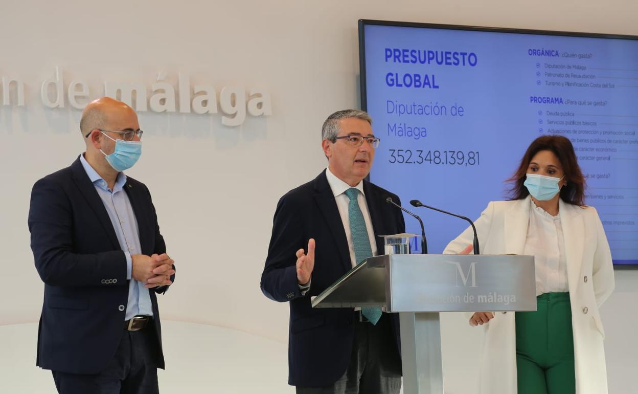 Salado (en el centro) estuvo acompañado de los diputados Manuel López Mestanza (Hacienda) y Margarita del Cid (vicepresidenta)