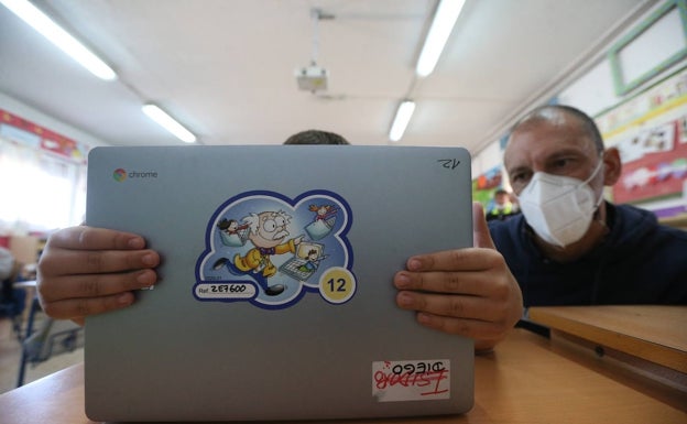 Sergio, el coordinador TIC en el colegio, con uno de los portátiles en su clase de 4º de Primaria. 