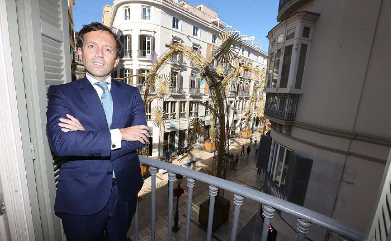 Aitor Jauregui posa para la entrevista, en un despacho ubicado en el número 3 de la calle Larios. 