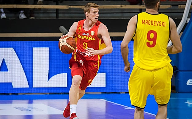 Alberto Díaz avanza con el balón durante el partido. 