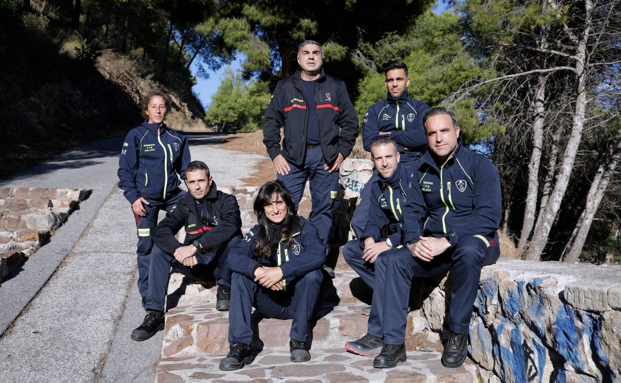 El grupo de bomberos de Málaga que partirá mañana a Canarias, cuando el volcán cumple 70 días en erupción. 