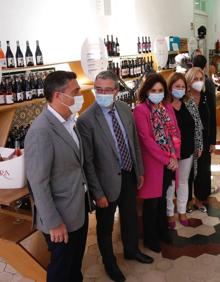 Imagen secundaria 2 - El 'stand' de Grupo Jorge Ordóñez, con su director comercial, Javier López, sosteniendo la botella. José Manuel Moreno, Margarita del Cid y Andrés Mérida. Juan Antonio Lara, Francisco Salado, Margarita del Cid, Natacha Rivas y Leonor García-Agua. 