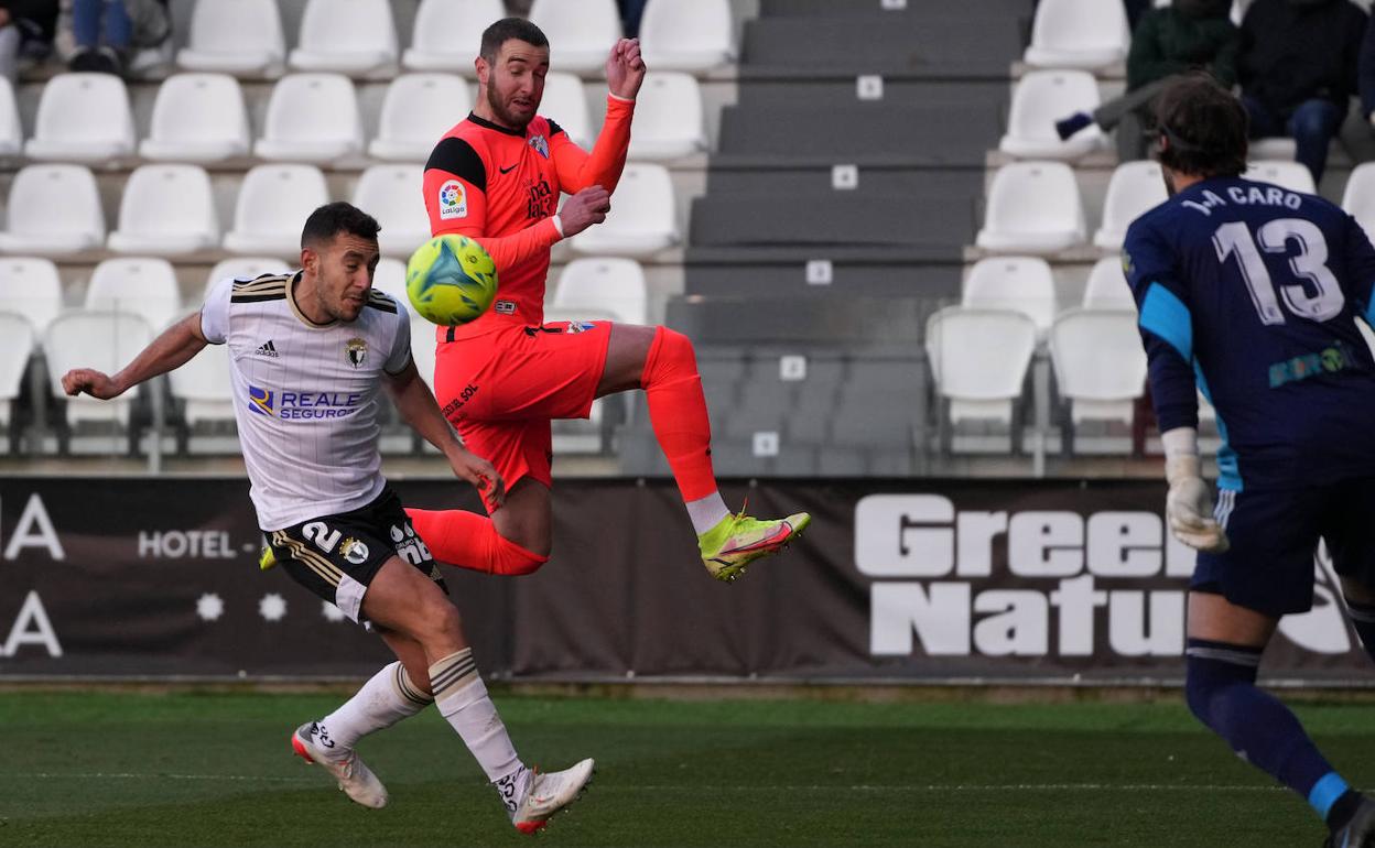 El jugador del Málaga, Mathieu Peybernes, durante el partido contra el Burgos.