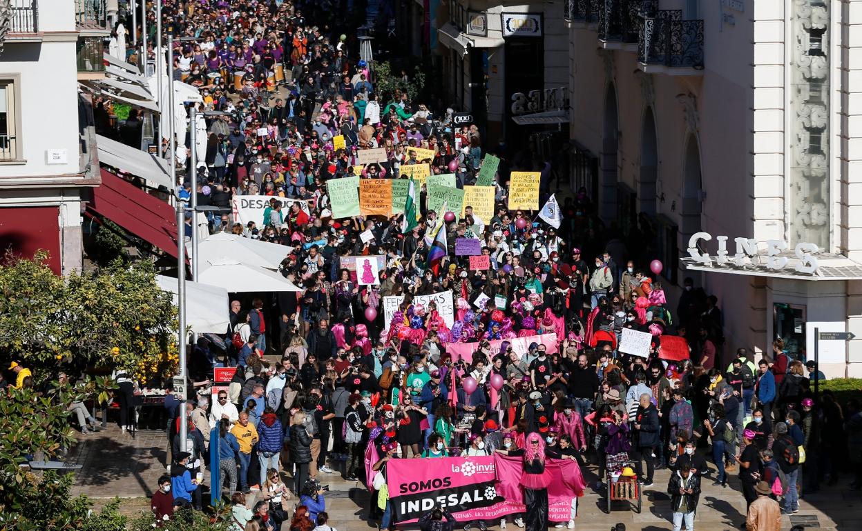 La manifestación, a su paso por calle Alcazabilla.