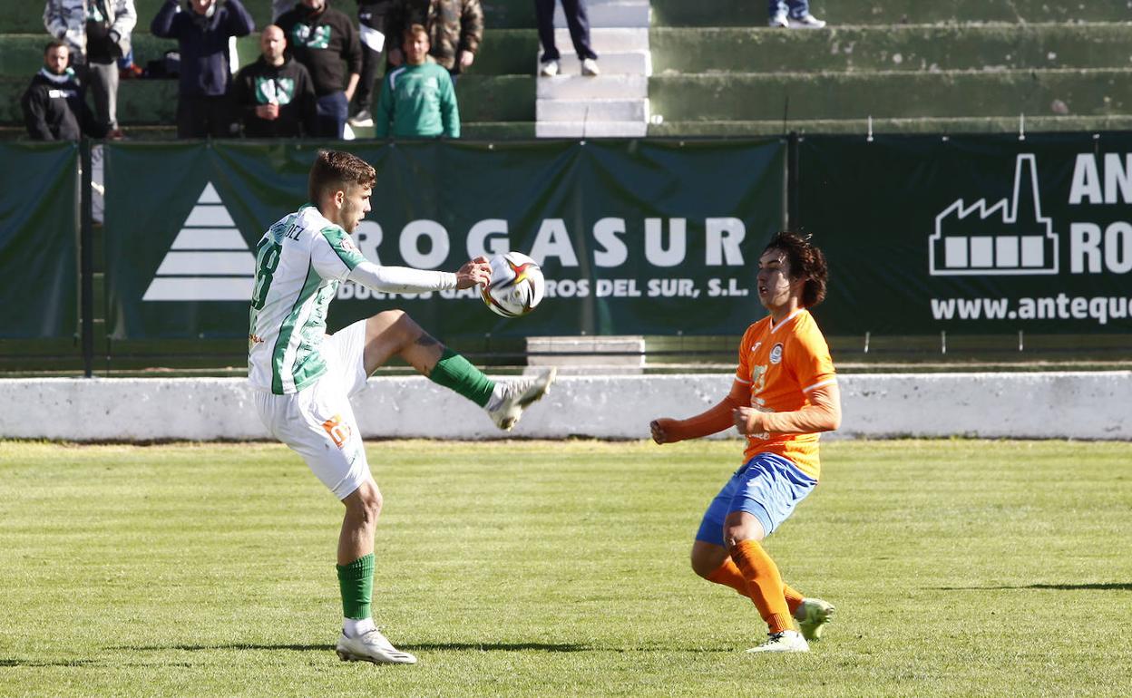 Pulido controla un balón ante un contrario.