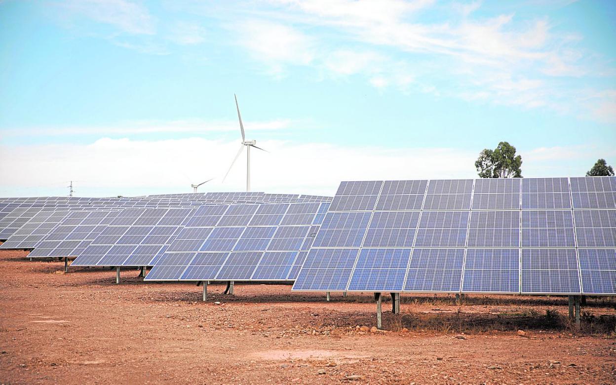 Planta de energía solar, una de las fuentes de origen renovable que será promovida por estos planes. e. p.