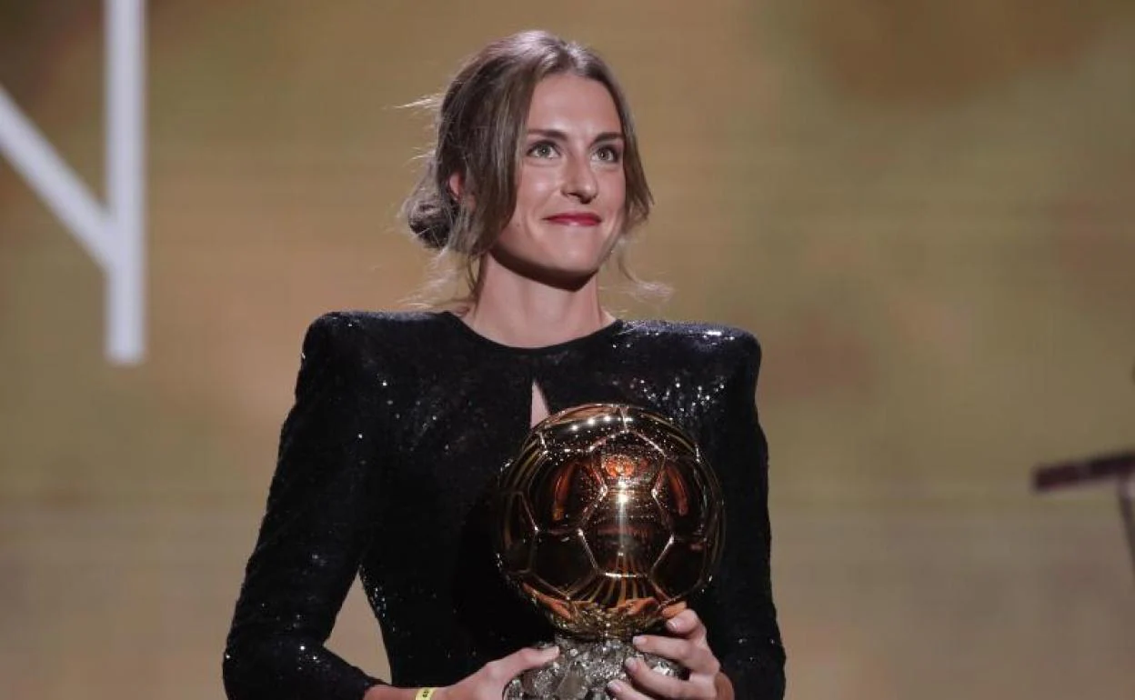 Alexia Putellas, con el Balón de Oro de 2021. 