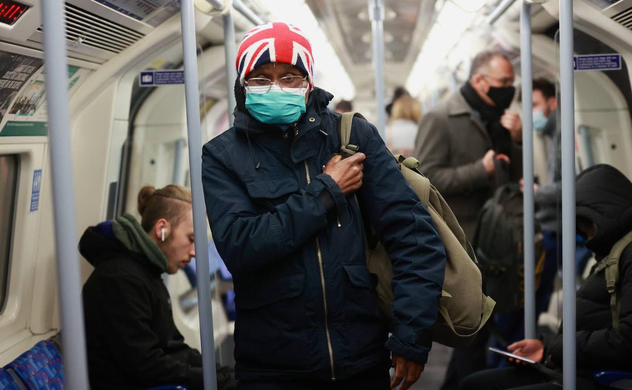 Las mascarillas son obligatorias desde este lunes en el transporte público británico.