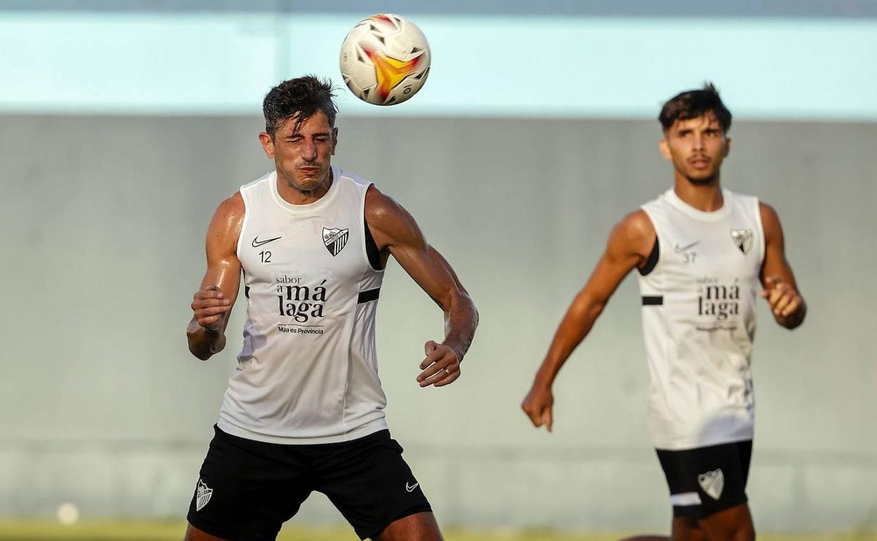 Chavarría durante un entrenamiento, con Kevin detrás. 