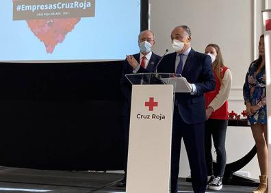 Imagen secundaria 1 - Arriba, la subdirectora de FGUMA, Elsa Álvarez, y la vicepresidenta cuarta de la Diputación de Málaga, Natacha Rivas. En la segunda foto, Juan Ignacio Zafra, director territorial de CaixaBank en Andalucía Oriental, durante la recogida del galardón. Tras la entrega de galardones se celebró un desayuno informal en el Palacio Monte Miramar, frente a la playa de La Malagueta 