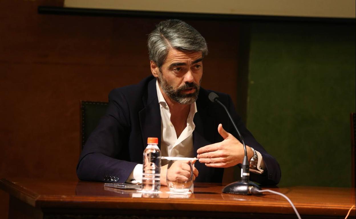 El consejero delegado de Vocento, Luis Enríquez, durante su coloquio en Málaga. 