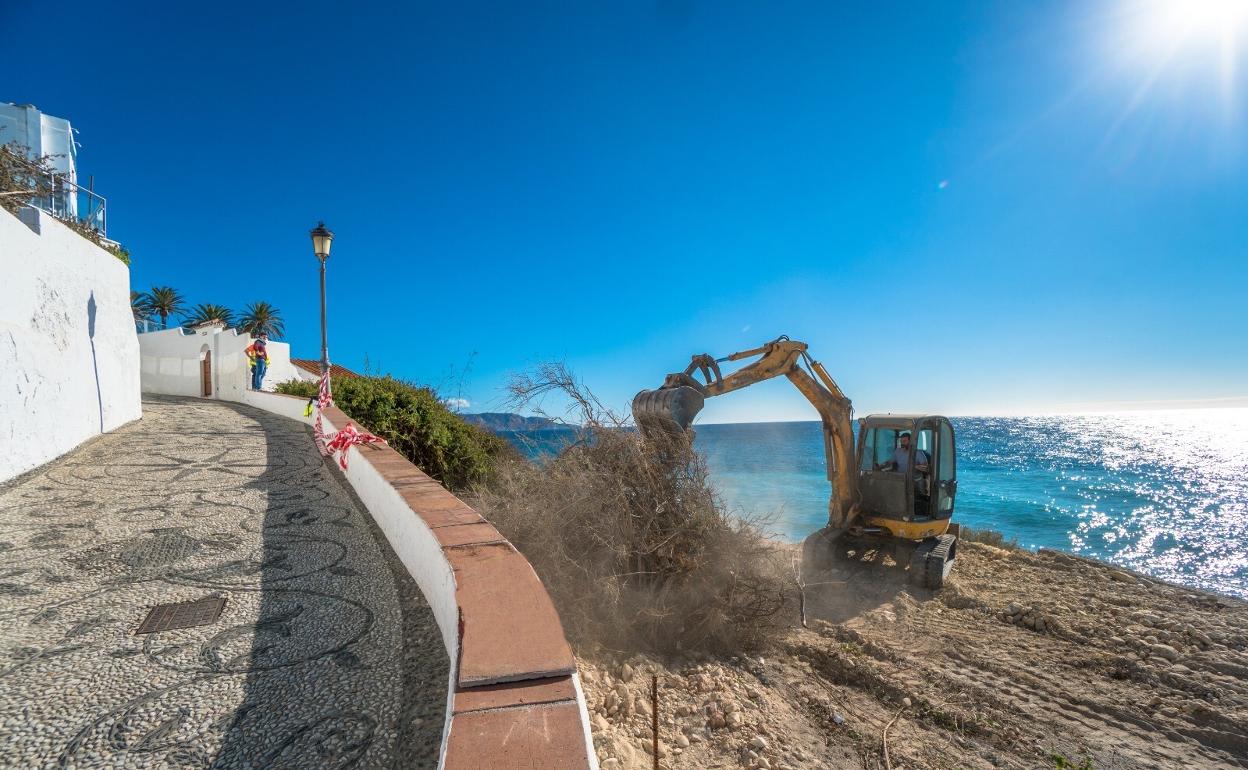 Imagen de los trabajos en la Cuesta de la playa del Salón. 