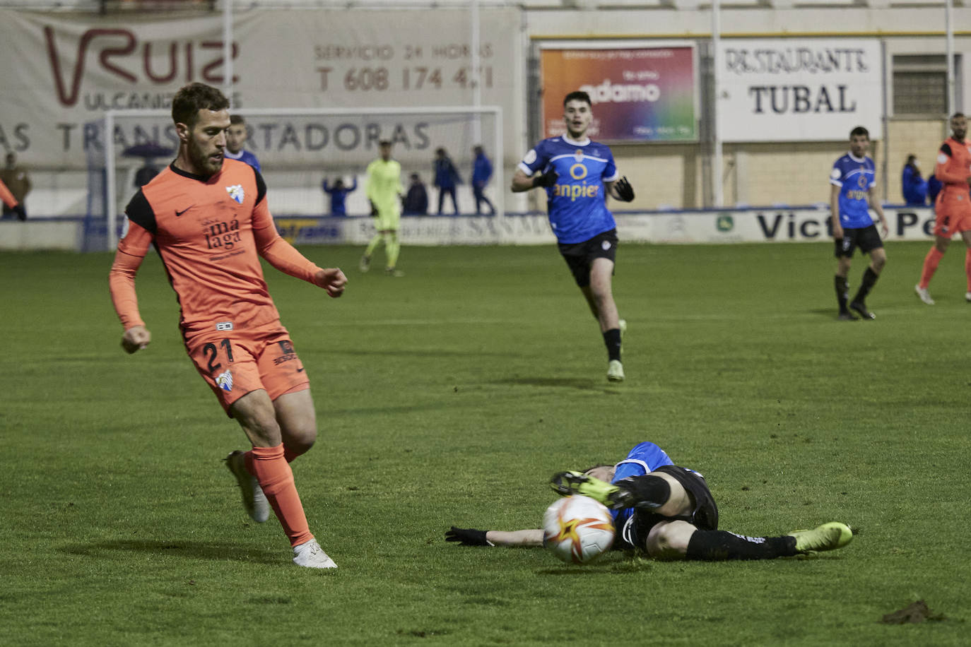 El Málaga encarriló el partido en la primera mitad con dos goles 