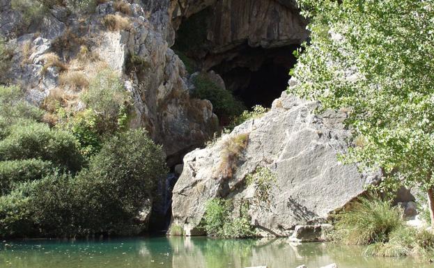 Entrada de la Cueva del Gato y Charco Frío.