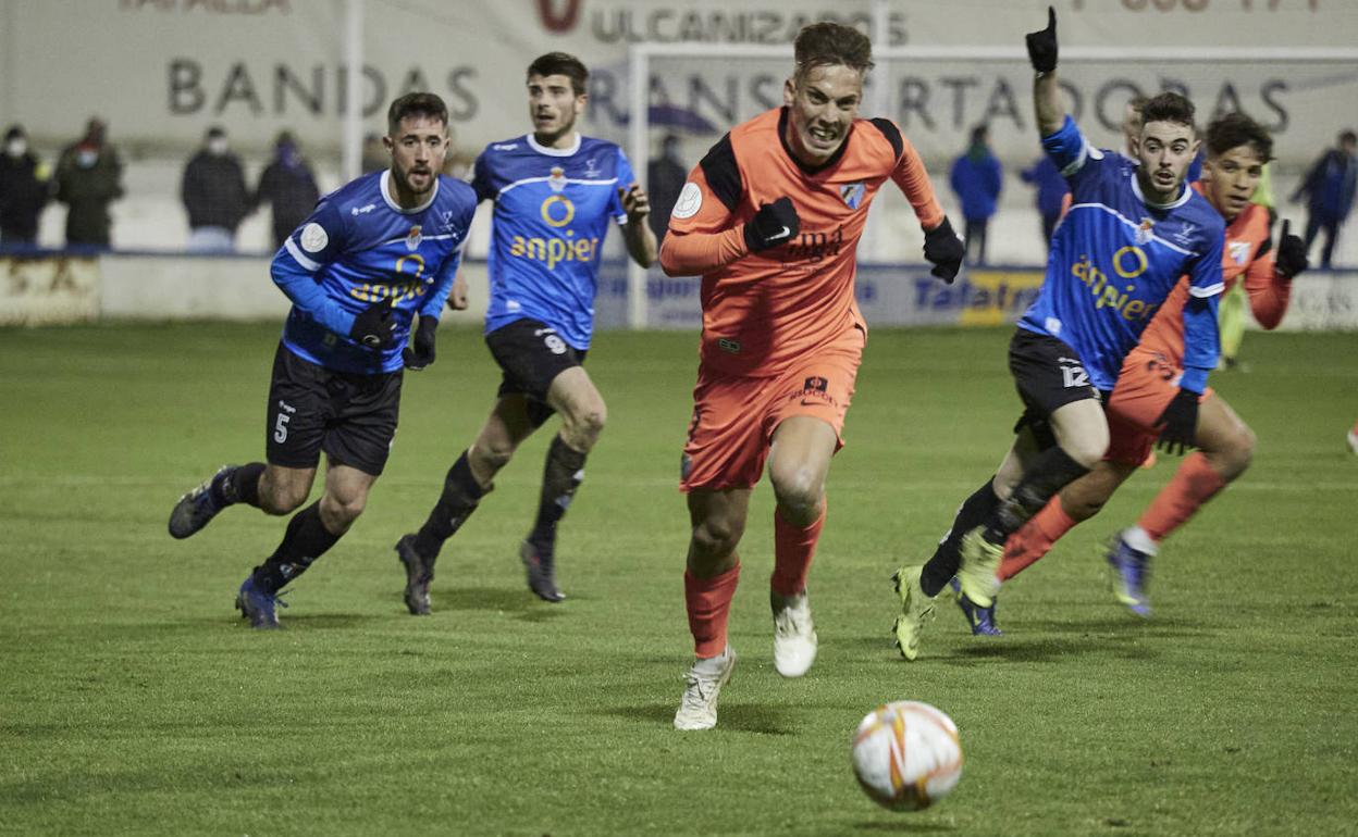 Paulino conduce el balón durante el partido de la Copa en Tafalla. 