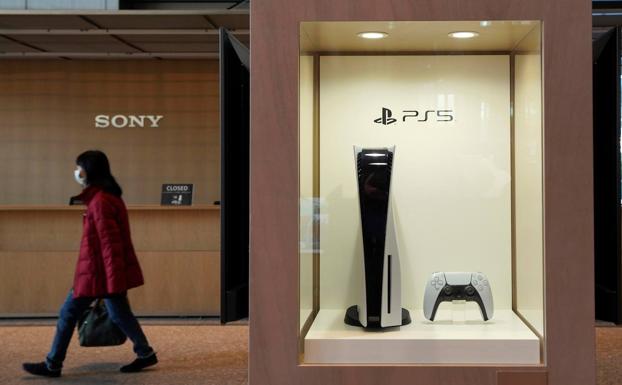 La PlayStation 5, en un expositor de una tienda japonesa 