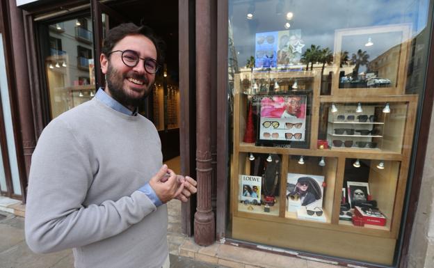 Rafael Prado Fernández-Baca, en su óptica.