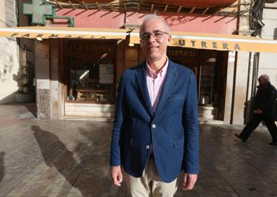 Imagen secundaria 1 - Emilio Utrera, en la farmacia que fundó su padre. Rafael Prado, con el mítico azulejo de cafés del Central y Cándido Romero, gerente de tienda de La Canasta.