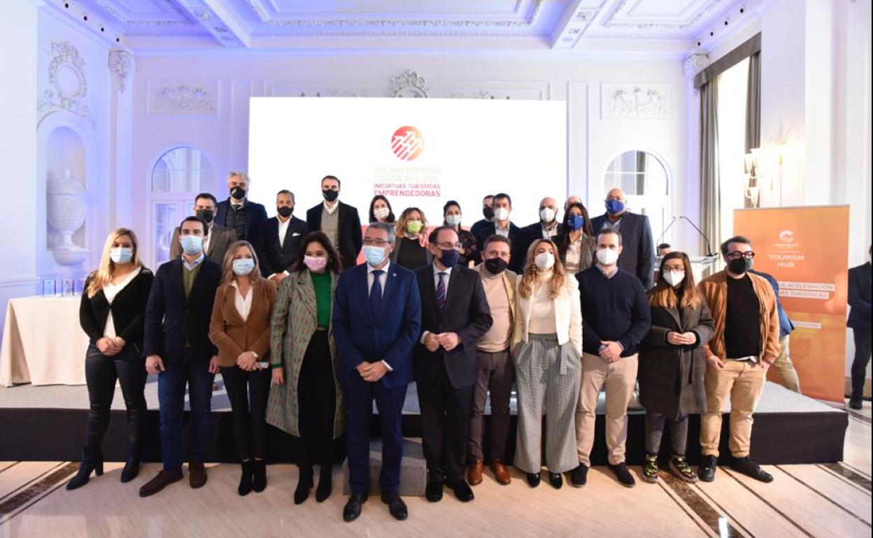 Foto de familia con autoridades y premiados, en el salón de actos del hotel Miramar. 