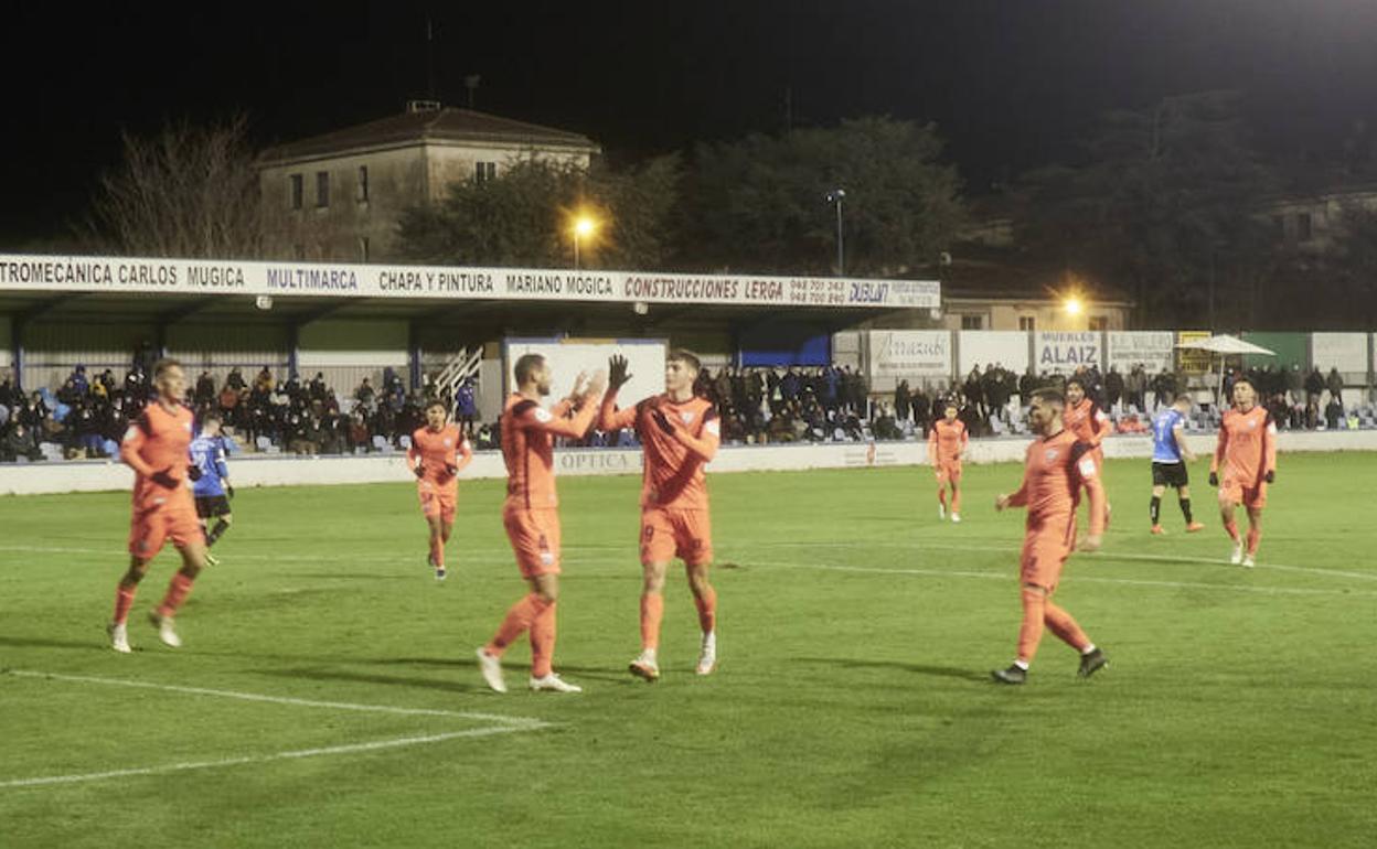 Los jugadores del Málaga celebran el gol de Lombán anoche en Tafalla. 