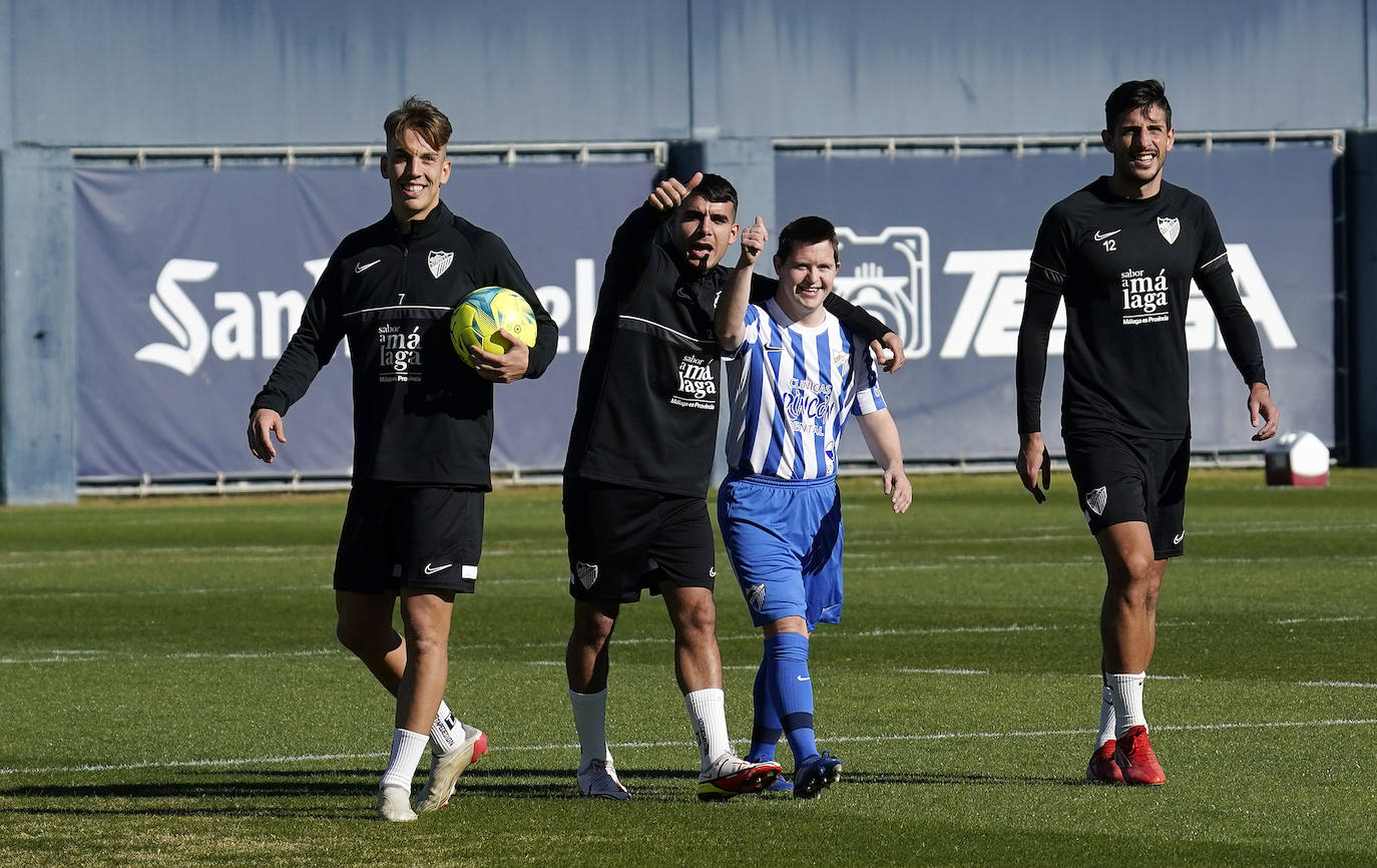 Jugadores del Málaga y del Genuine, en el entrenamiento de este viernes. 