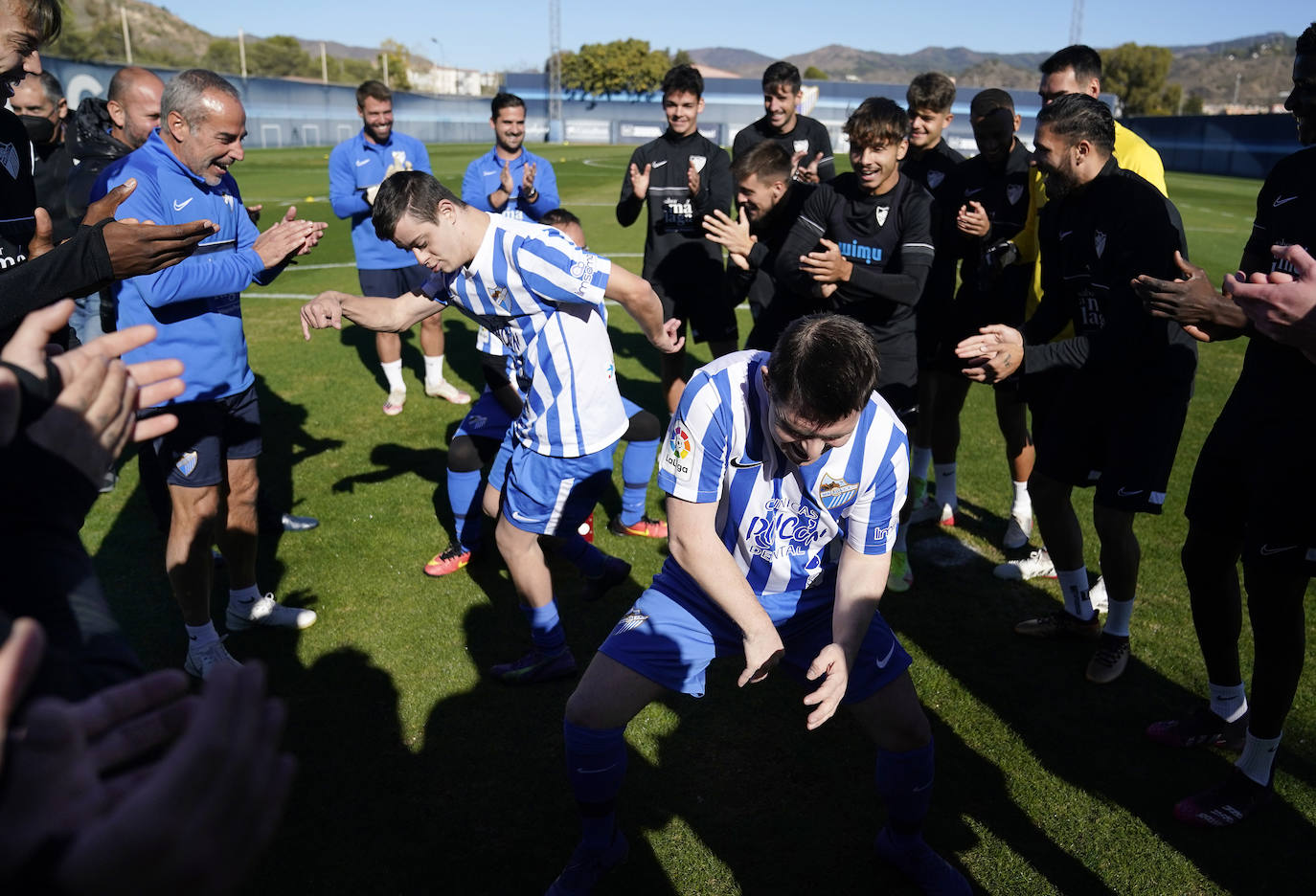 Jugadores del Málaga y del Genuine, en el entrenamiento de este viernes. 