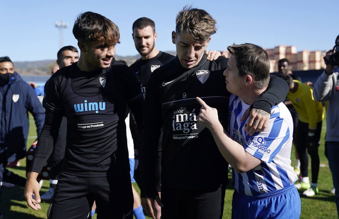 Jugadores del Málaga y del Genuine, en el entrenamiento de este viernes. 