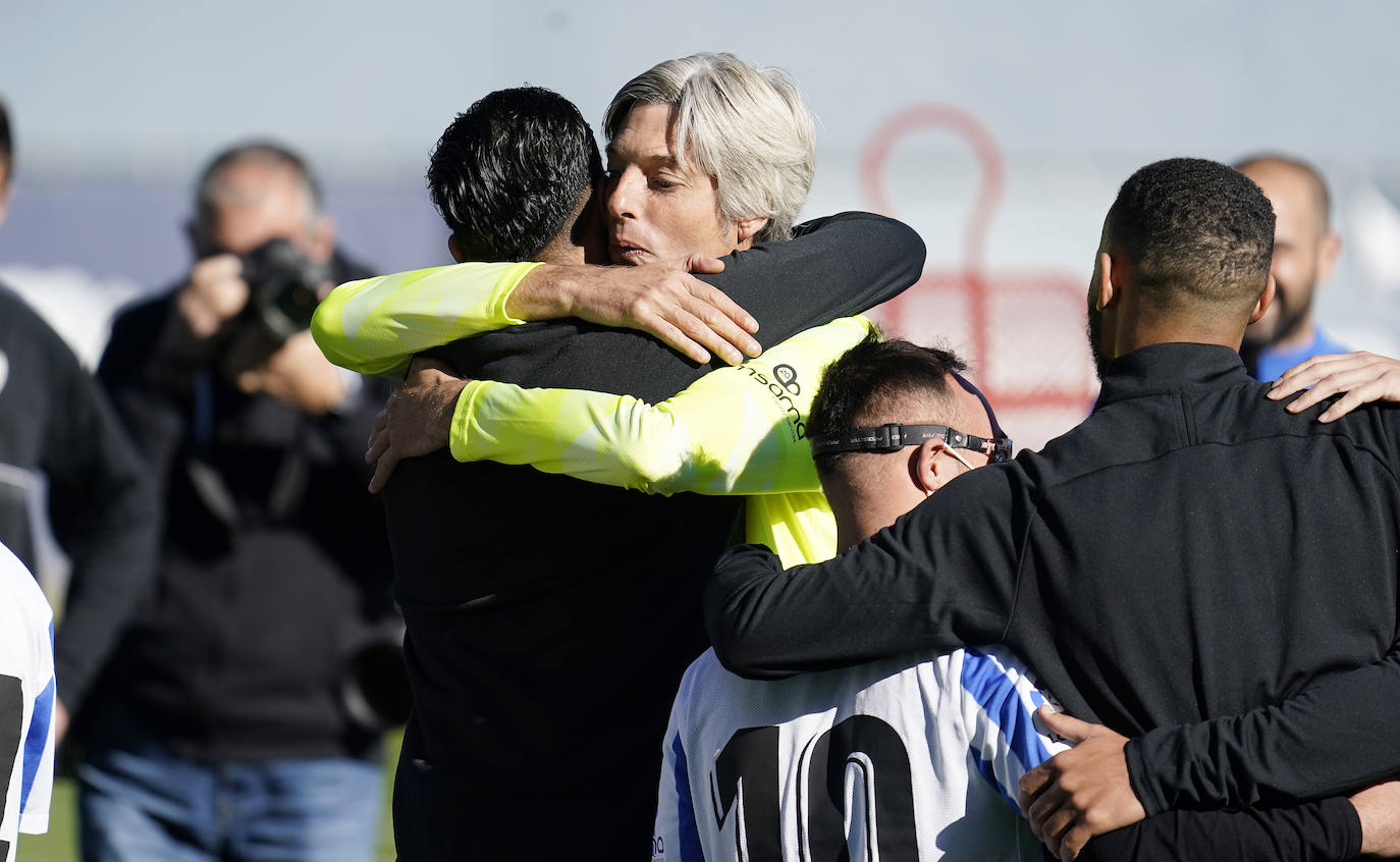 Jugadores del Málaga y del Genuine, en el entrenamiento de este viernes. 