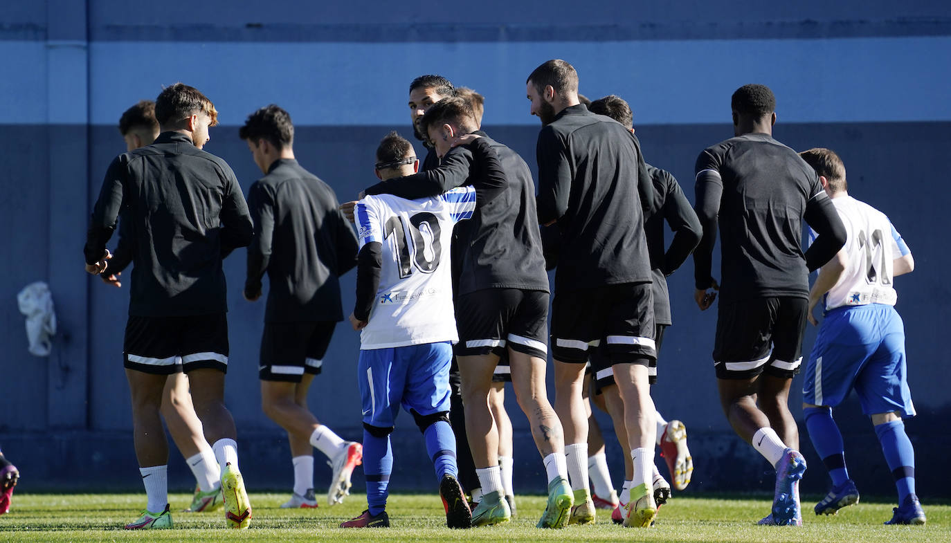 Jugadores del Málaga y del Genuine, en el entrenamiento de este viernes. 