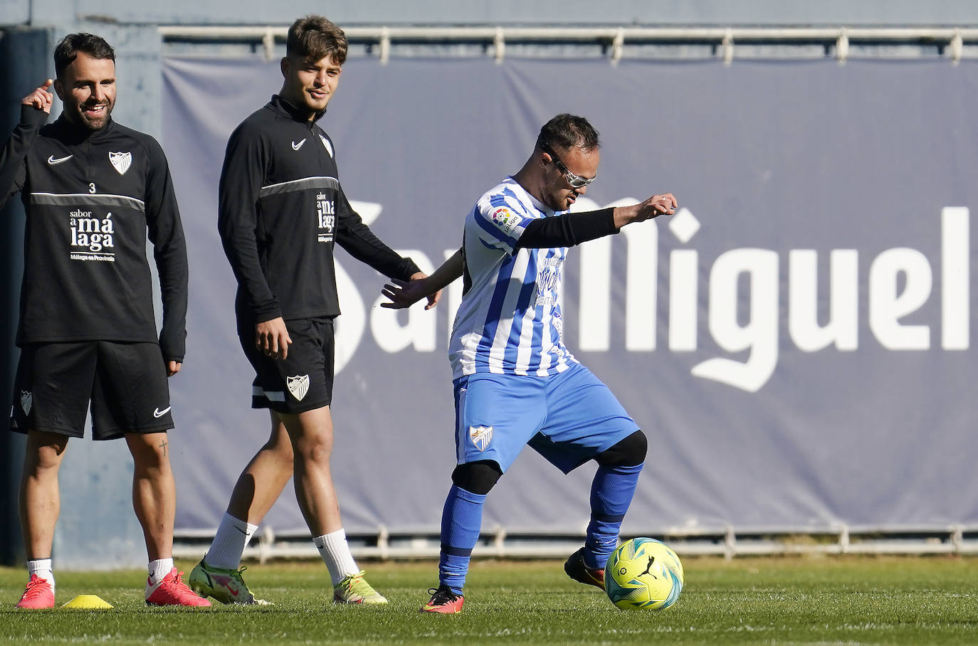 Jugadores del Málaga y del Genuine, en el entrenamiento de este viernes. 