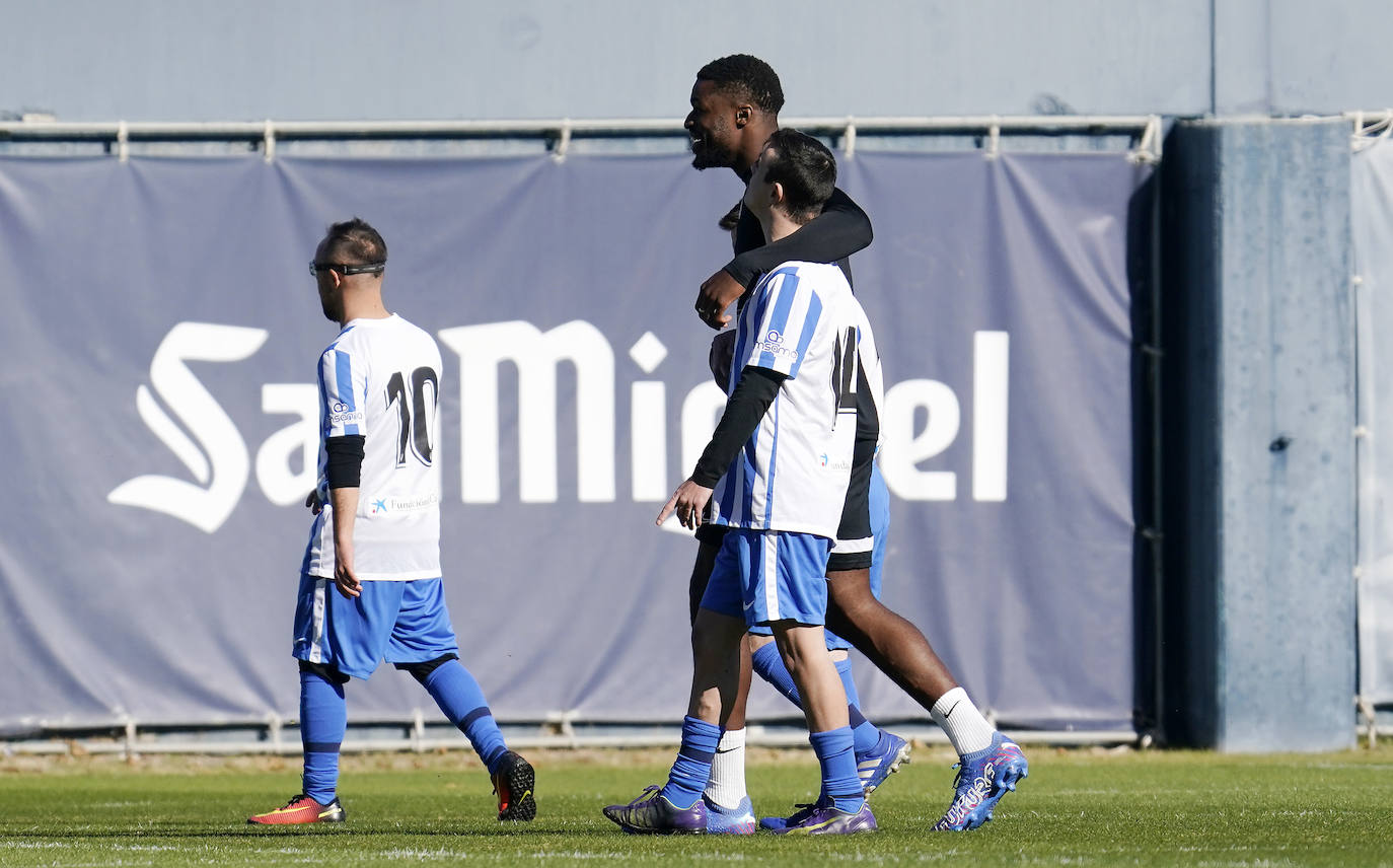 Jugadores del Málaga y del Genuine, en el entrenamiento de este viernes. 