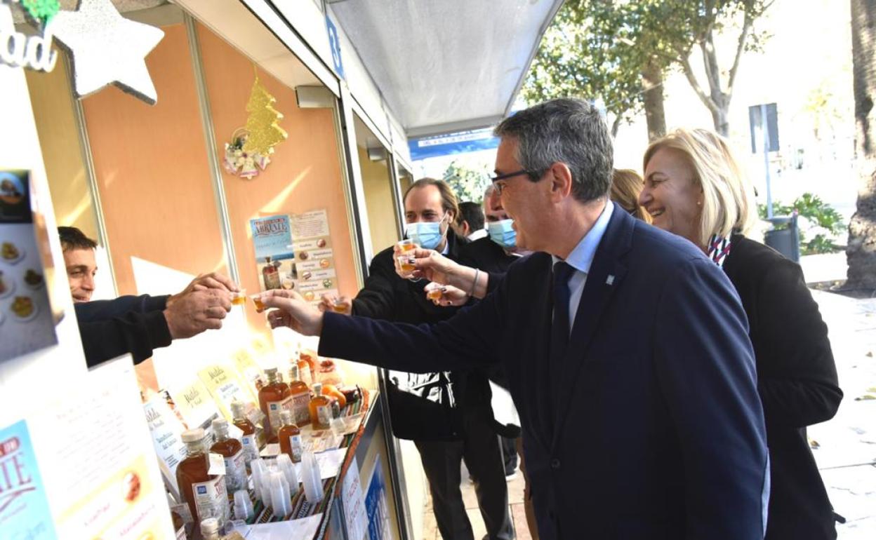 El presidente de la Diputación, Francisco Salado, durante su visita a la feria Sabor a Málaga, acompañado por Juan Cassá, al fondo. 