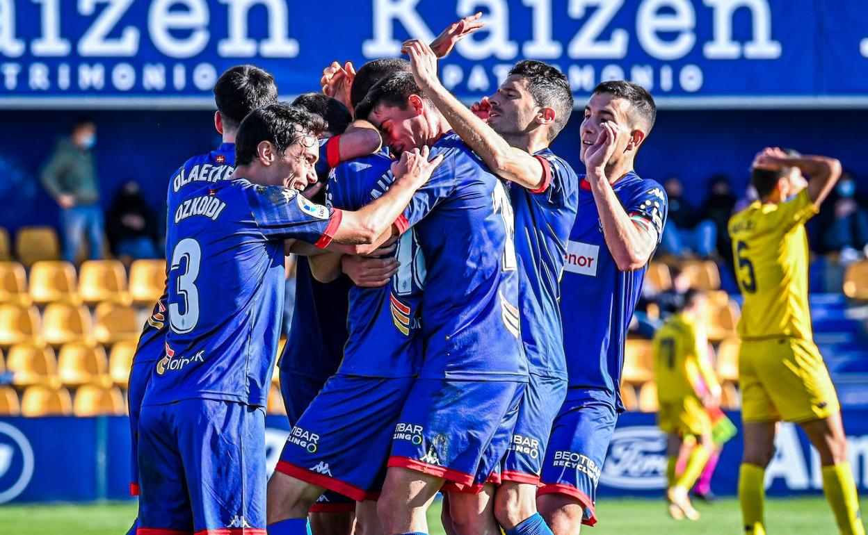 Los jugadores del Amorebieta celebran un gol ante el Alcorcón en Santo Domingo. 